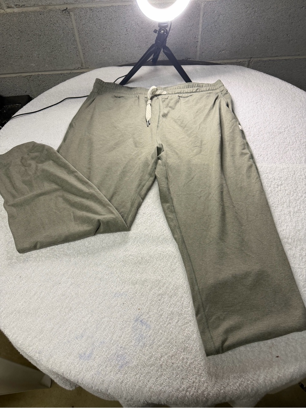 Vuori women’s size large Olive Drawstring Sweatpants with cuffed leg